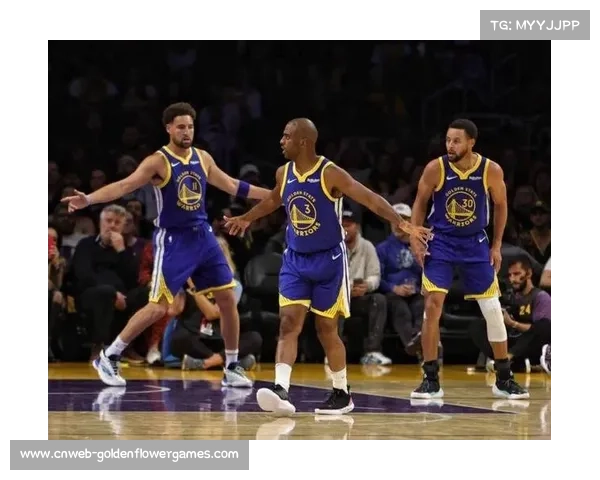 库里场边指导年轻球员，勇士替补席互动展现团队凝聚力