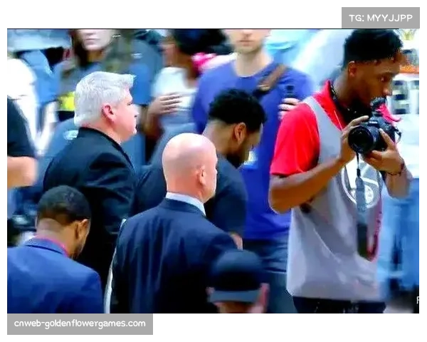 雨中激战：球员球衣沾满泥泞，皮球运行轨迹因积水发生不规则变化